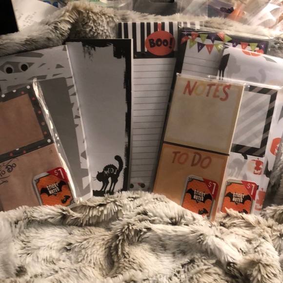 Assorted bundle of Holiday theme list pads&notes - Picture 2 of 8